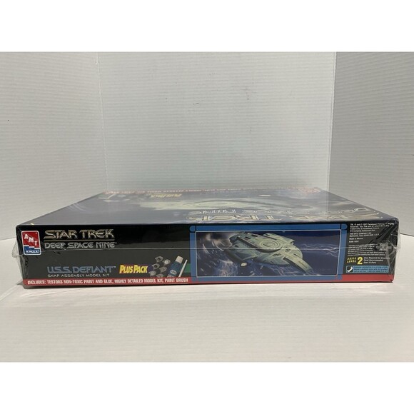 AMT ERTL 8398 Star Trek Deep Space Nine U.S.S. Defiant Scale Model Kit Plus Pack - Picture 5 of 6